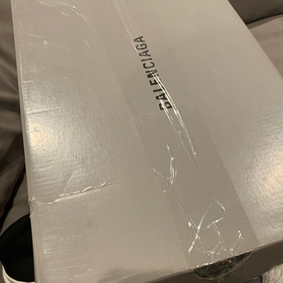 Balenciaga knit sneaker in black/white. Lightly worn. - Picture 10 of 15